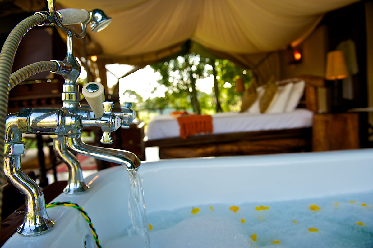 bathtub shallow depth-fotor-20240320172231